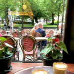 ヘルシンキのエスプラナーディ公園 ( Esplanadin puisto/Esplanadi park)を眺めながら、おしゃれなカフェ【Café Esplanad (カフェ・エスプラナード)】でラテを飲む！